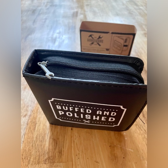 Buffed and Polished 8pc Shoe Shine Travel Kit NWT 2 polishes 3 brushes 2 cloths - Picture 6 of 8